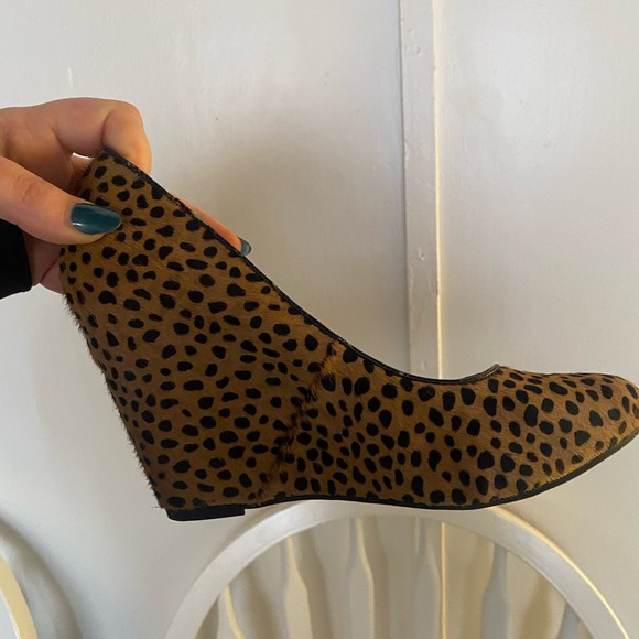 Banana Republic Size 8 Leopard Cheetah Print Genuine Calf Hair Wedge Heel Shoes - Picture 8 of 13